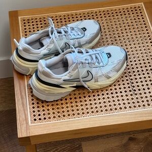 NIKE V2K RUN SNEAKER IN SUMMIT WHITE & METALLIC SILVER